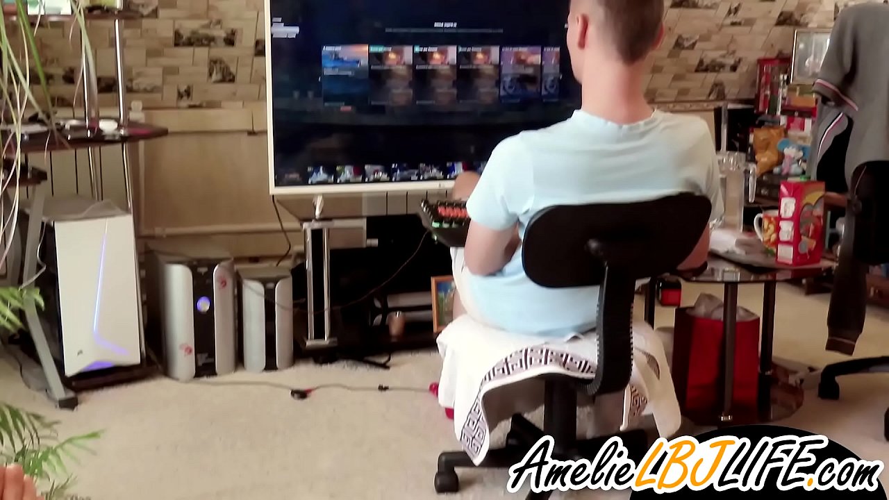 女孩用性玩具自慰給男朋友玩電腦遊戲