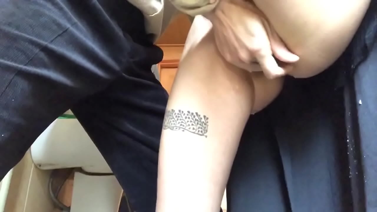 在學校浴室裡噴，真正的泡沫高潮 - 我的老師盡了最大的努力