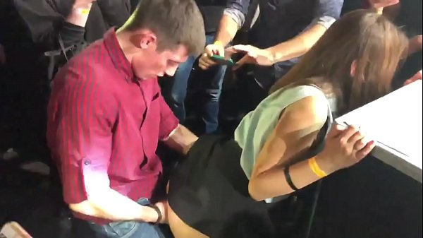 在俄羅斯夜總會發生真正的性愛。18 歲俄羅斯女孩肛門和陰道在夜總會性交